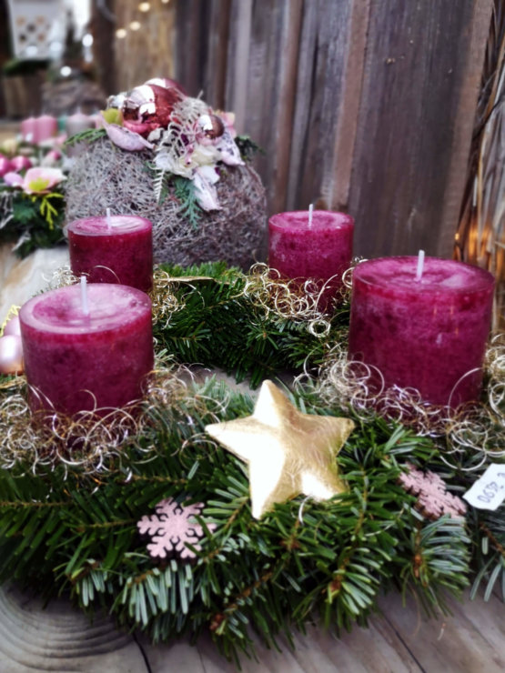 Adventskranz mit pinkfarbenen Kerzen