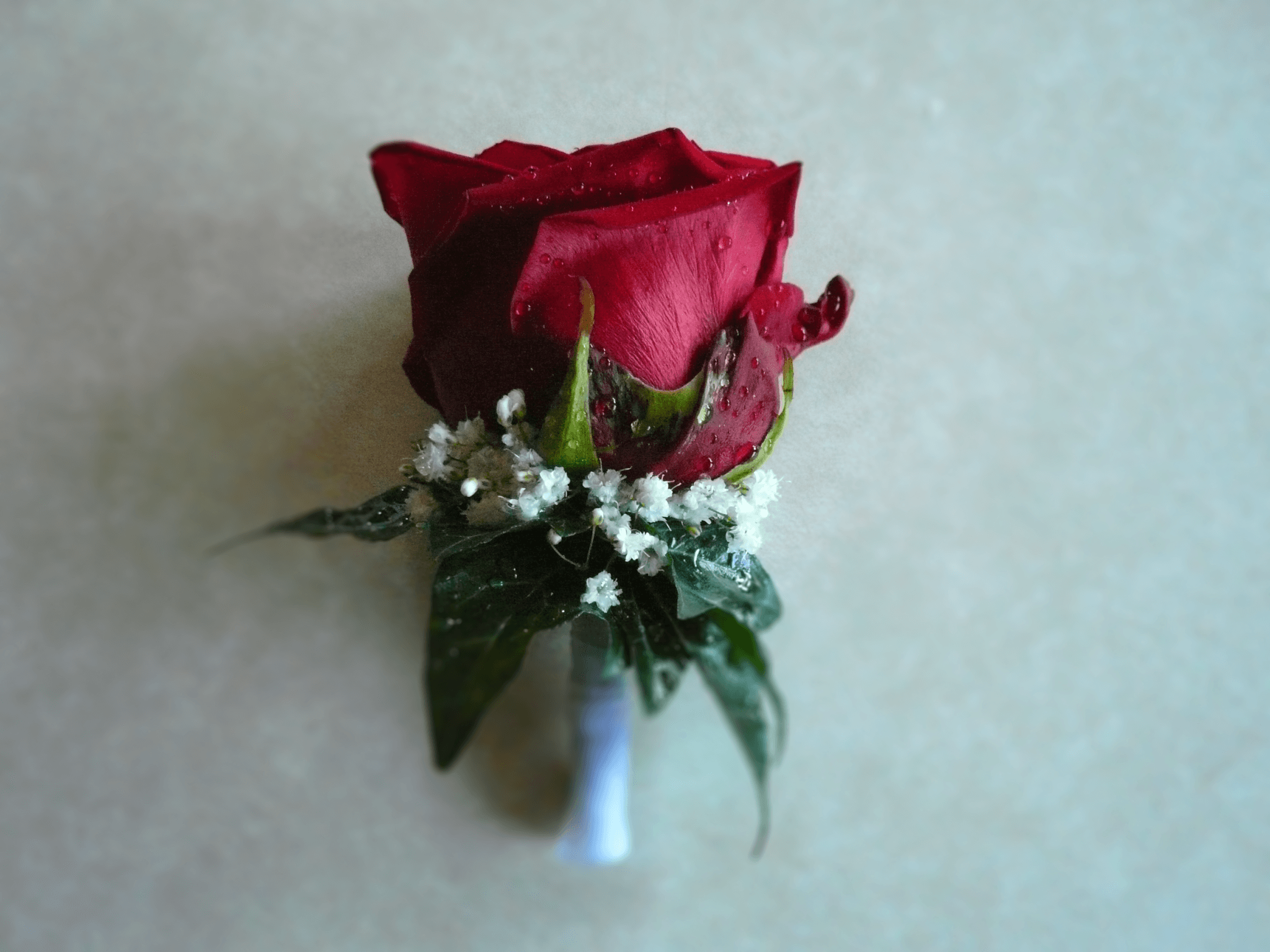 Anstecker für Bräutigam mit roter Rose