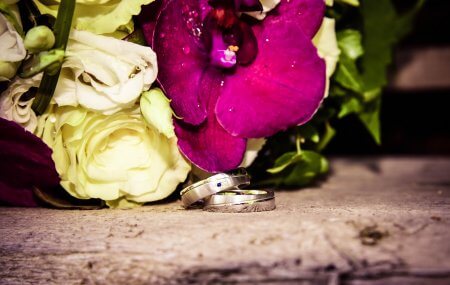 Brautstrauß mit Orchideen und Ringen