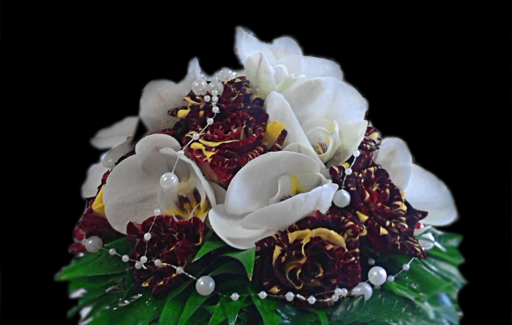 Brautstrauß mit Orchideen und marmorierten Rosen