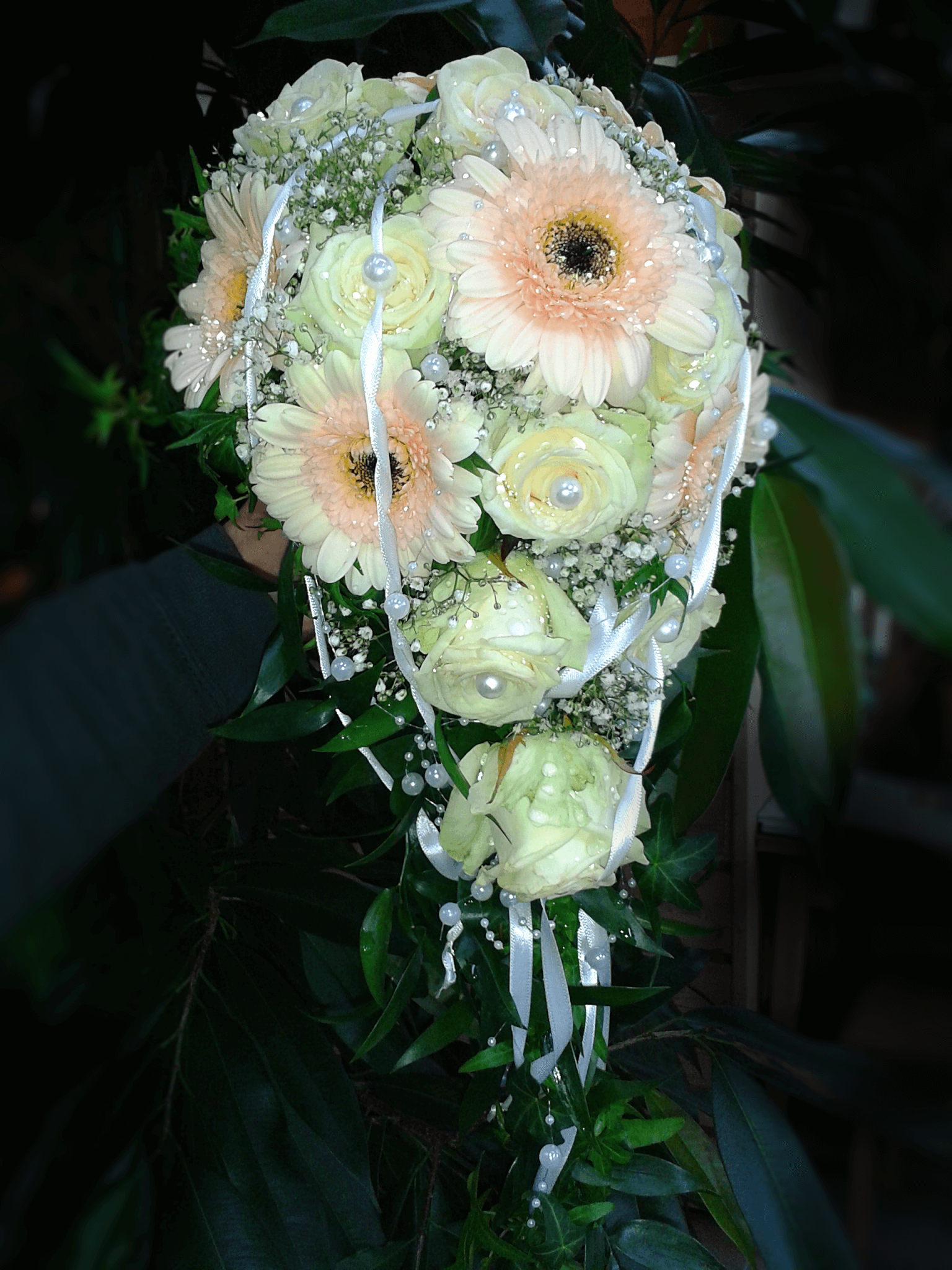 Abfließender Brautstrauß in Rosé