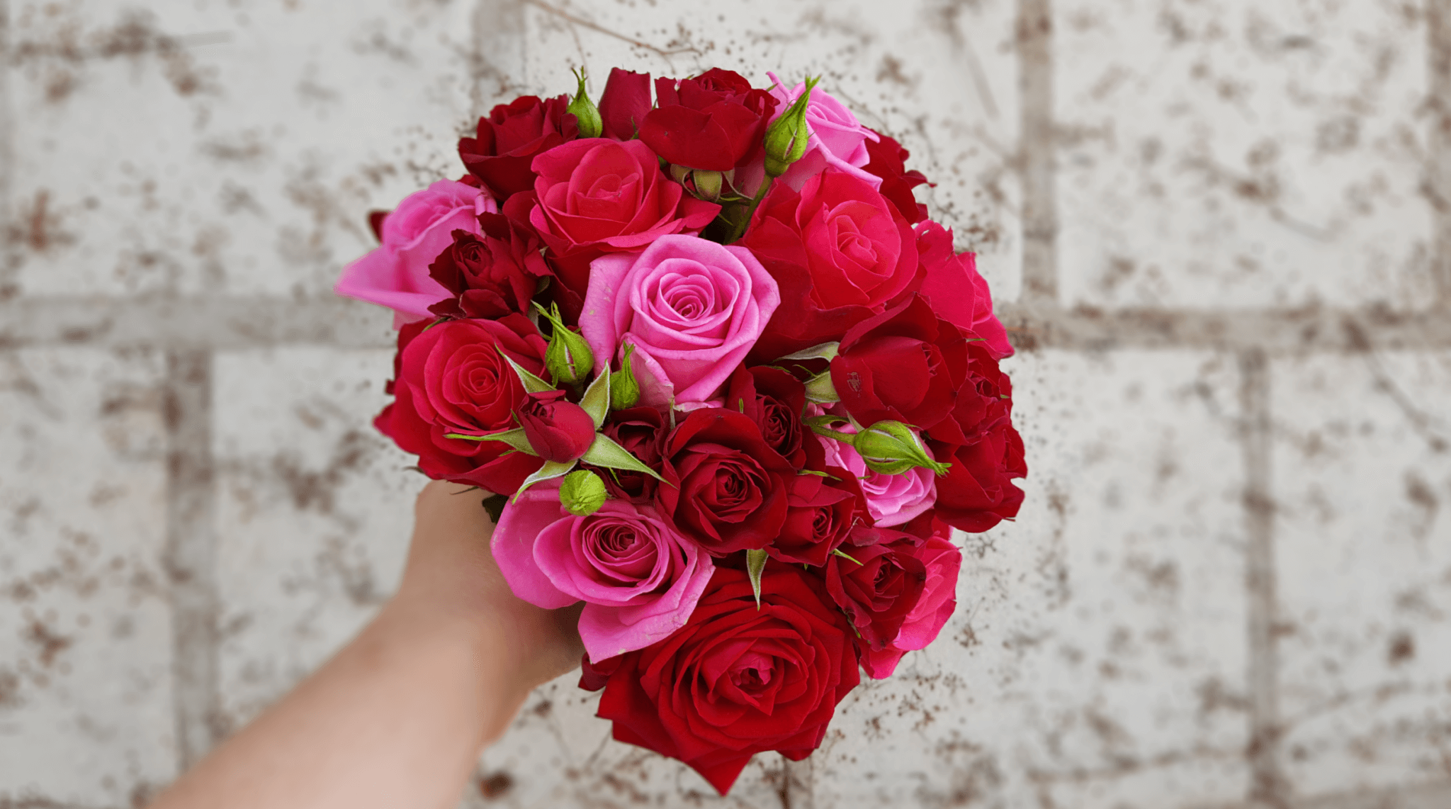 Wunderbar romantischer Brautstrauß mit roten Rosen Kopf an Kopf