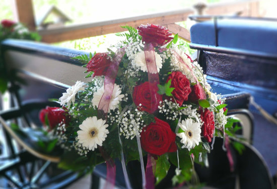 Blumendeko für Hochzeitskutsche
