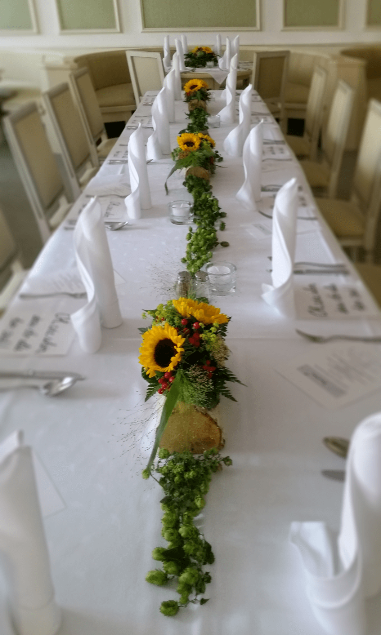 Fröhliche Tischdeko mit Sonnenblumen